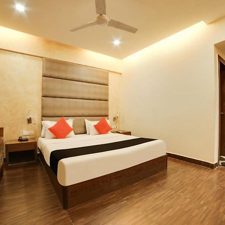 Capital O 61351 Waii International Hotel Bhalukpung Exterior photo