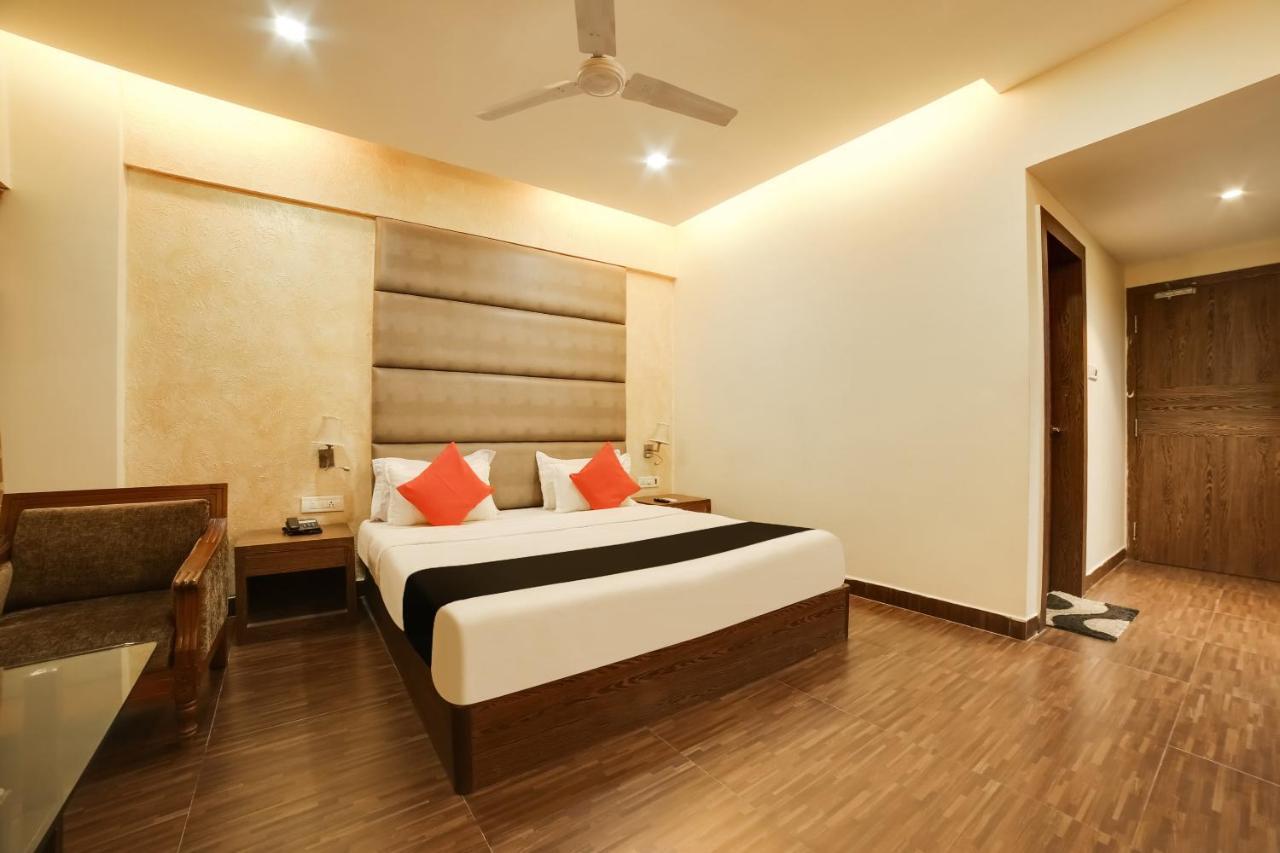 Capital O 61351 Waii International Hotel Bhalukpung Exterior photo
