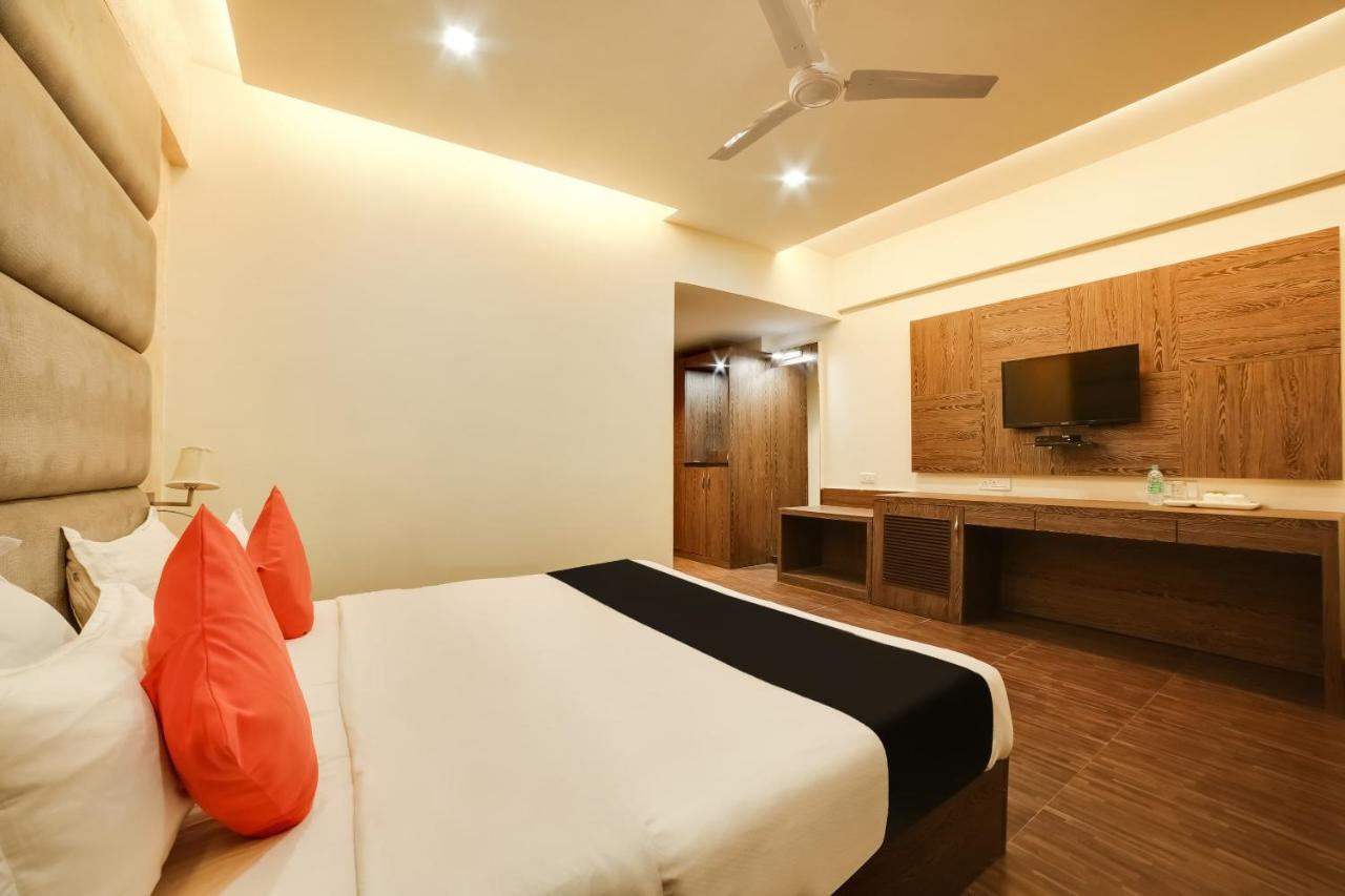 Capital O 61351 Waii International Hotel Bhalukpung Exterior photo