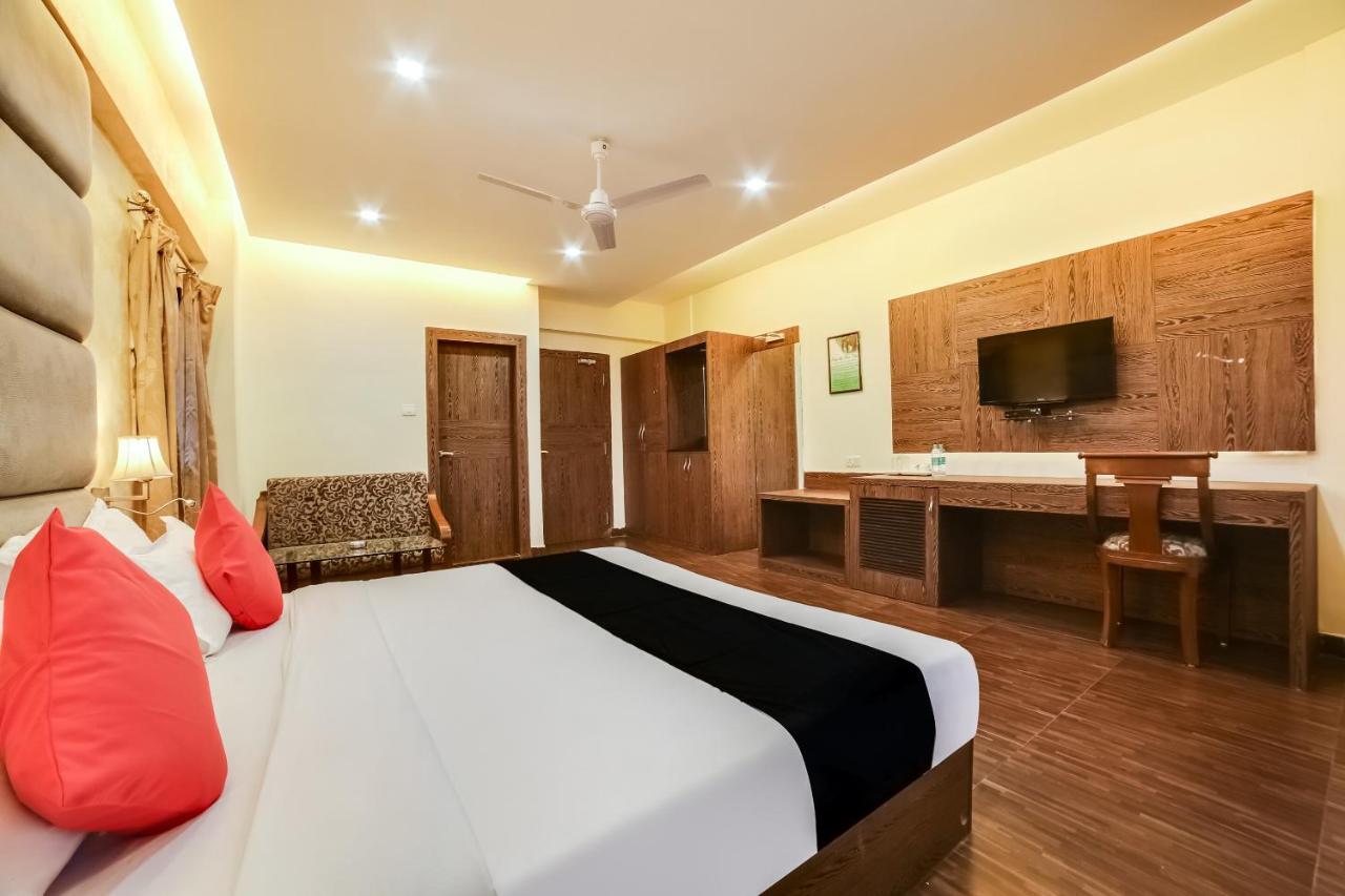 Capital O 61351 Waii International Hotel Bhalukpung Exterior photo